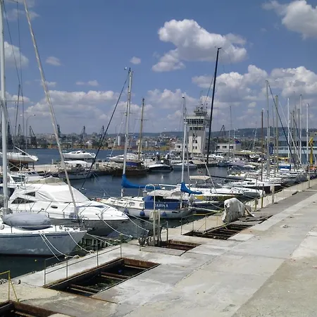 Central Апартамент *